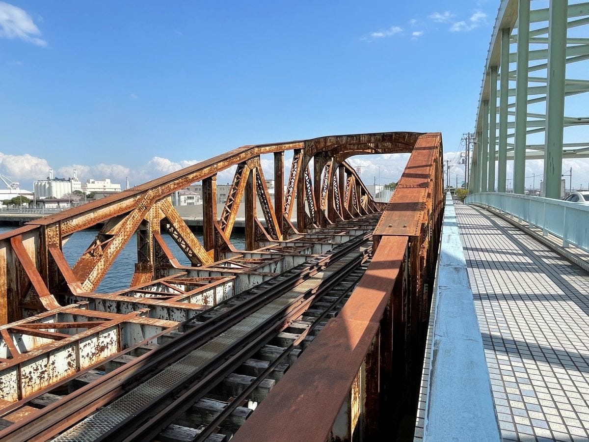 瑞穂橋梁は貴重な鉄道遺産だ。現況、レールも残されている