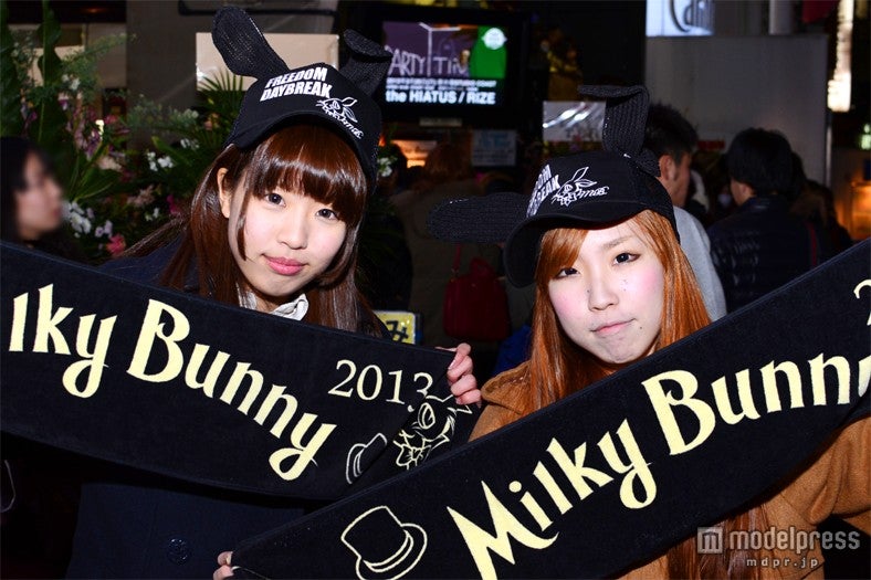 益若がプロデュースする化粧品は全て購入するという（左から）まりりんさん、りなむんさん