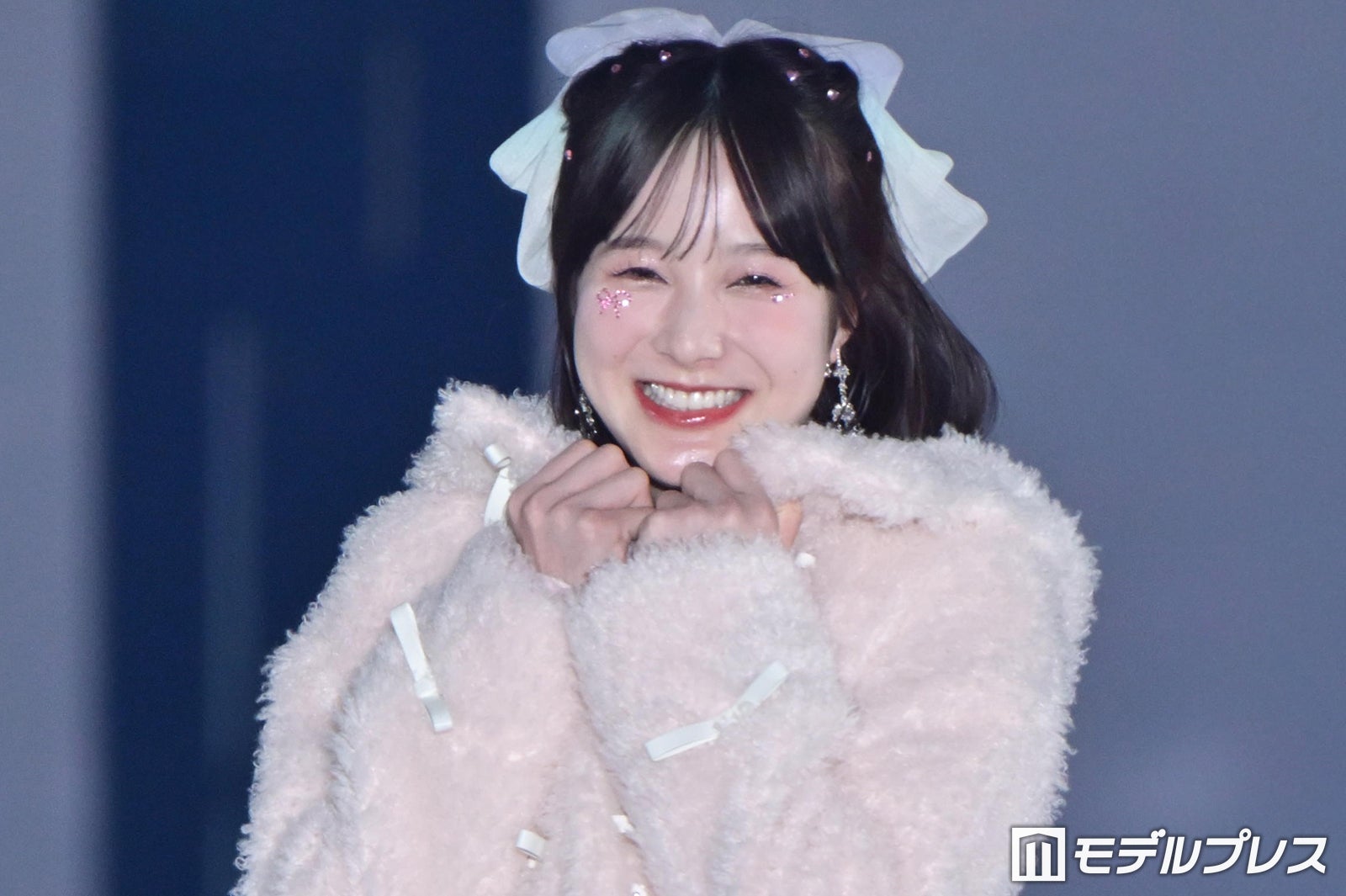 本田紗来、犬モチーフニット×ミニスカート姿で登場 弾ける笑顔に「天使すぎる」「どこから見ても可愛い」【ガルアワ2026A/W】