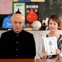 TBS系ドラマ「永沢君」で脚本家デビューする木村カエラ（右）と主演の劇団ひとり（左）