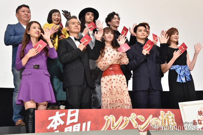 (前列左より)小沢真珠、渡部篤郎、深田恭子、瀬戸康史、観月ありさ(後列左より)武内英樹監督、どんぐり、栗原類、大貫勇輔、市村正親 (C)モデルプレス