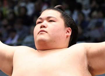 大嶽部屋を人気女子アナが訪問 王鵬ら力士と記念撮影「テレビで拝見したまんま飾らない素敵な方」と明かす