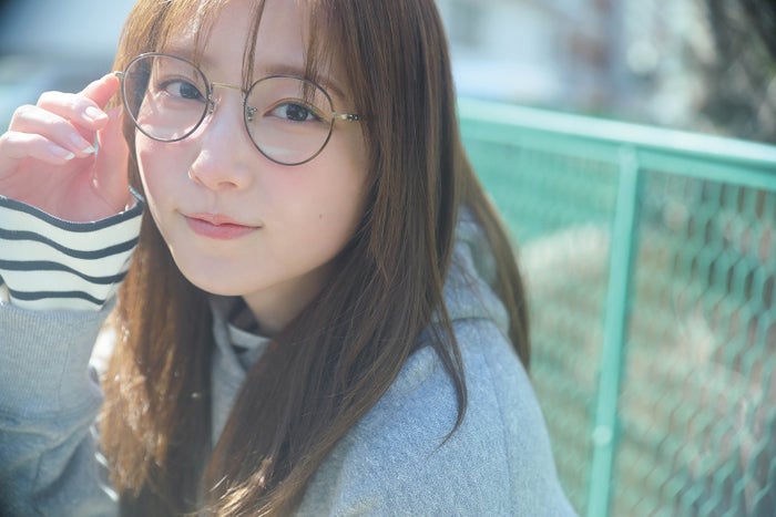 “彼女にしたい声優No.1”青山なぎさ、ミニスカから美脚ちらり ボディライン際立つワンピ姿も公開
