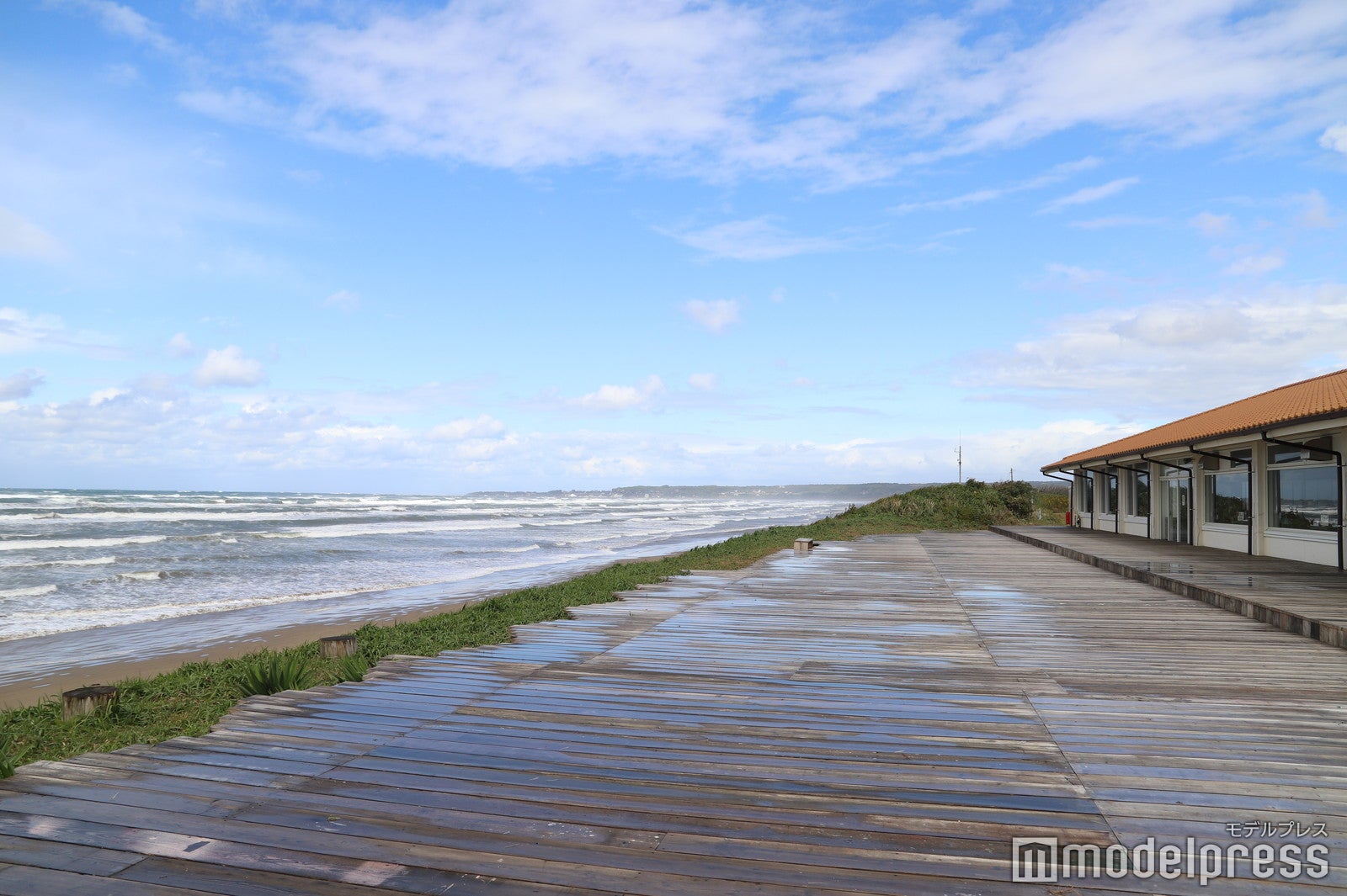 「千里浜なぎさドライブウェイ」の終着点にある「能登千里浜レストハウス」（C）モデルプレス