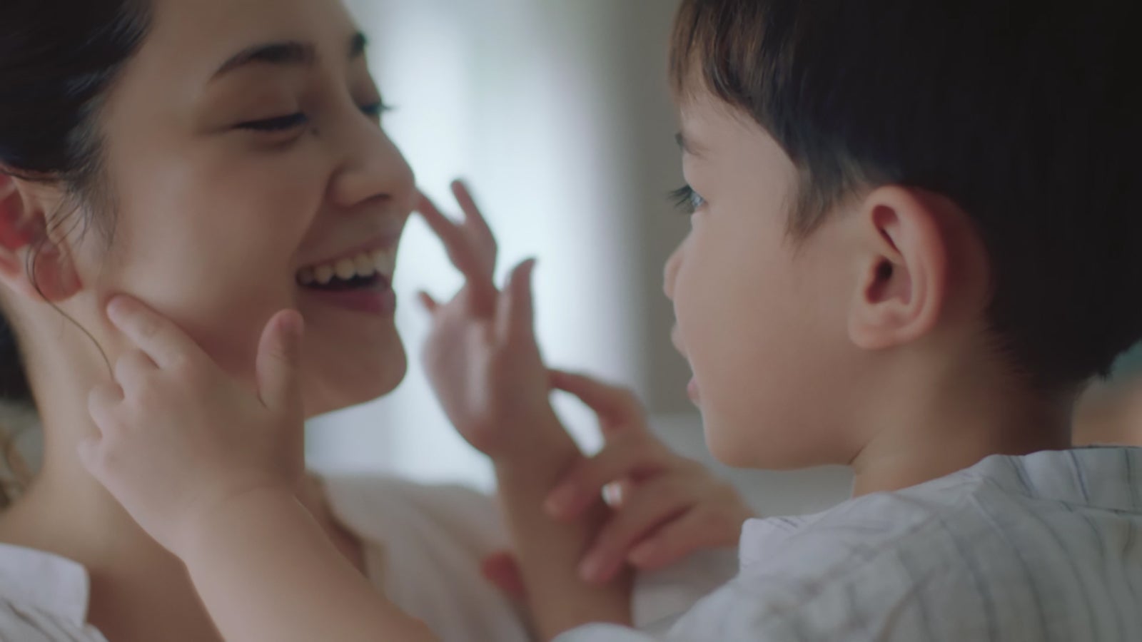 平愛梨＆バンビーノ君／新TVCM『親子との日常篇』より（提供写真）