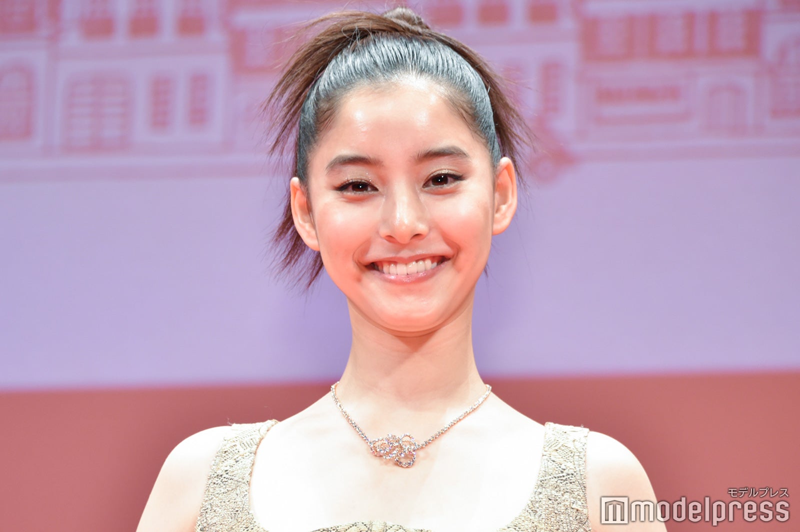 新木優子、アップヘア×DIORオートクチュールドレスで美デコルテ披露 満面の笑顔で会場を華やかに＜ミセス・ハリス、パリへ行く＞