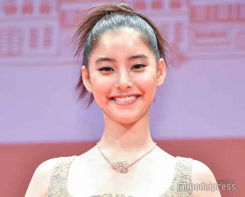 新木優子、アップヘア×DIORオートクチュールドレスで美デコルテ披露 満面の笑顔で会場を華やかに<ミセス・ハリス、パリへ行く>