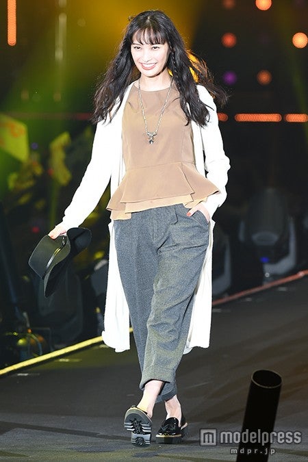 ファッションフェスタ「第21回 東京ガールズコレクション2015 AUTUMN／WINTER」に出演した大政絢