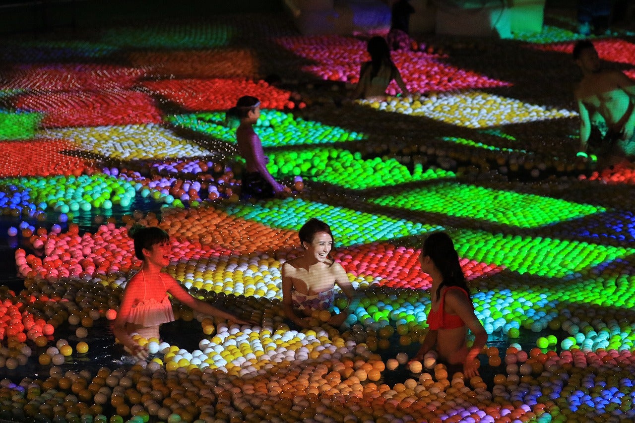 22時までたっぷり遊べるナイトプール／画像提供：ハウステンボス