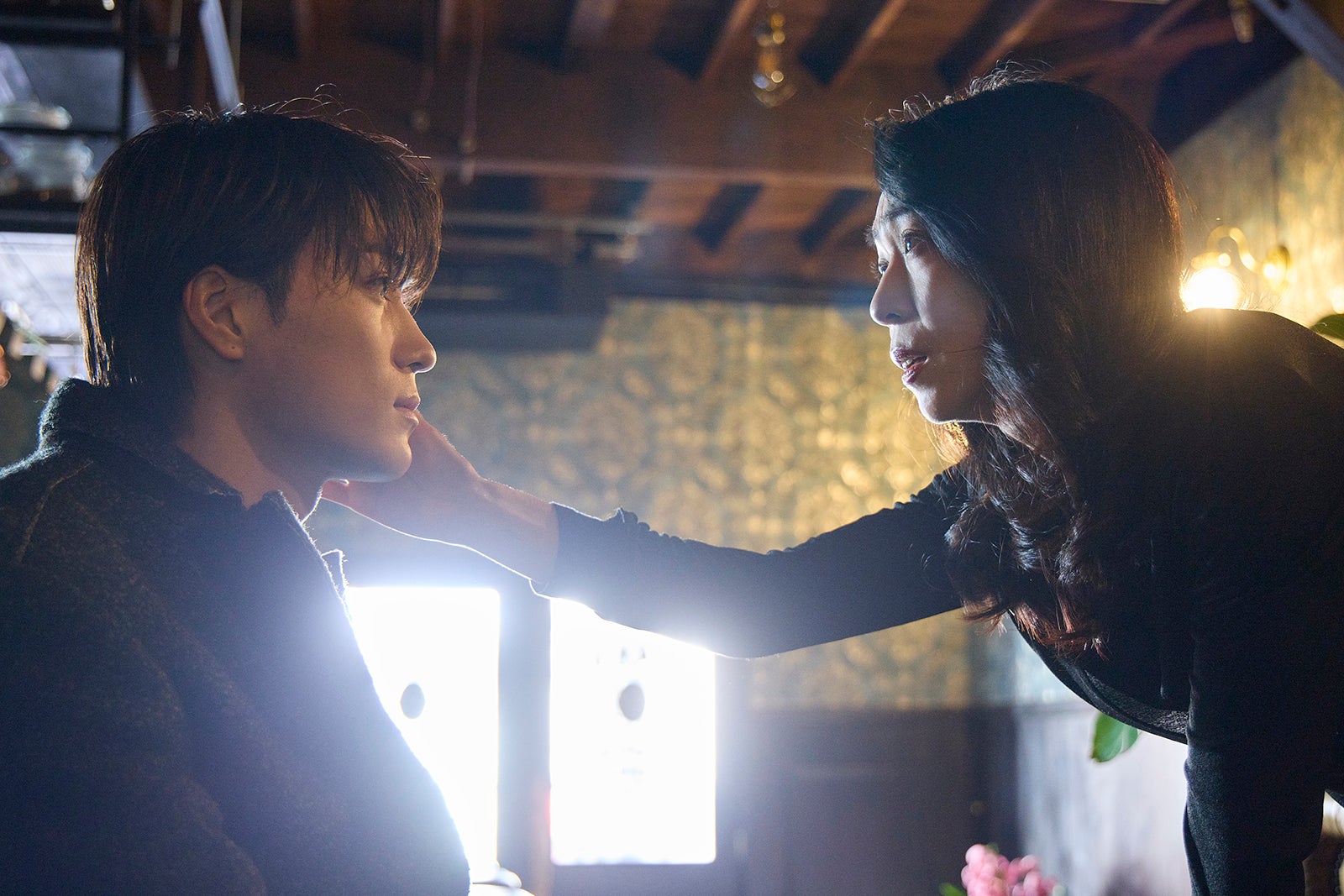 砂田将宏、遊井亮子「復讐カレシ～溺愛社長の顔にはウラがある～」第7話（C）「復讐カレシ～溺愛社長の顔にはウラがある～」製作委員会・MBS