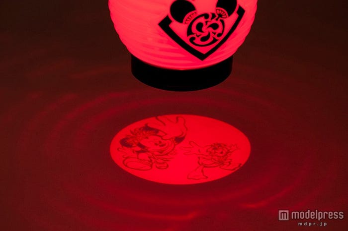 ライトランタン(ミッキーとドナルドが映し出される)/(C)Disney