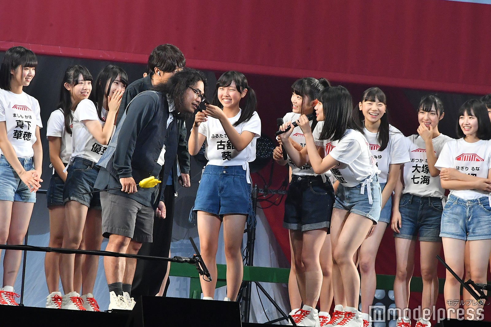 ご褒美に中岡の髪を触らせてもらう古舘葵／NGT48 4thシングルリリースイベント （C）モデルプレス