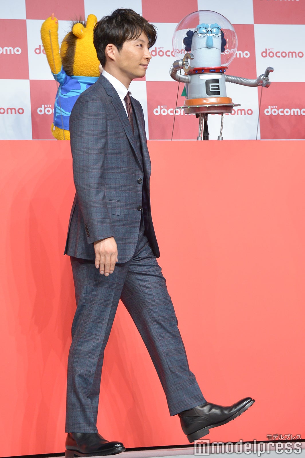 歩く星野源 （C）モデルプレス