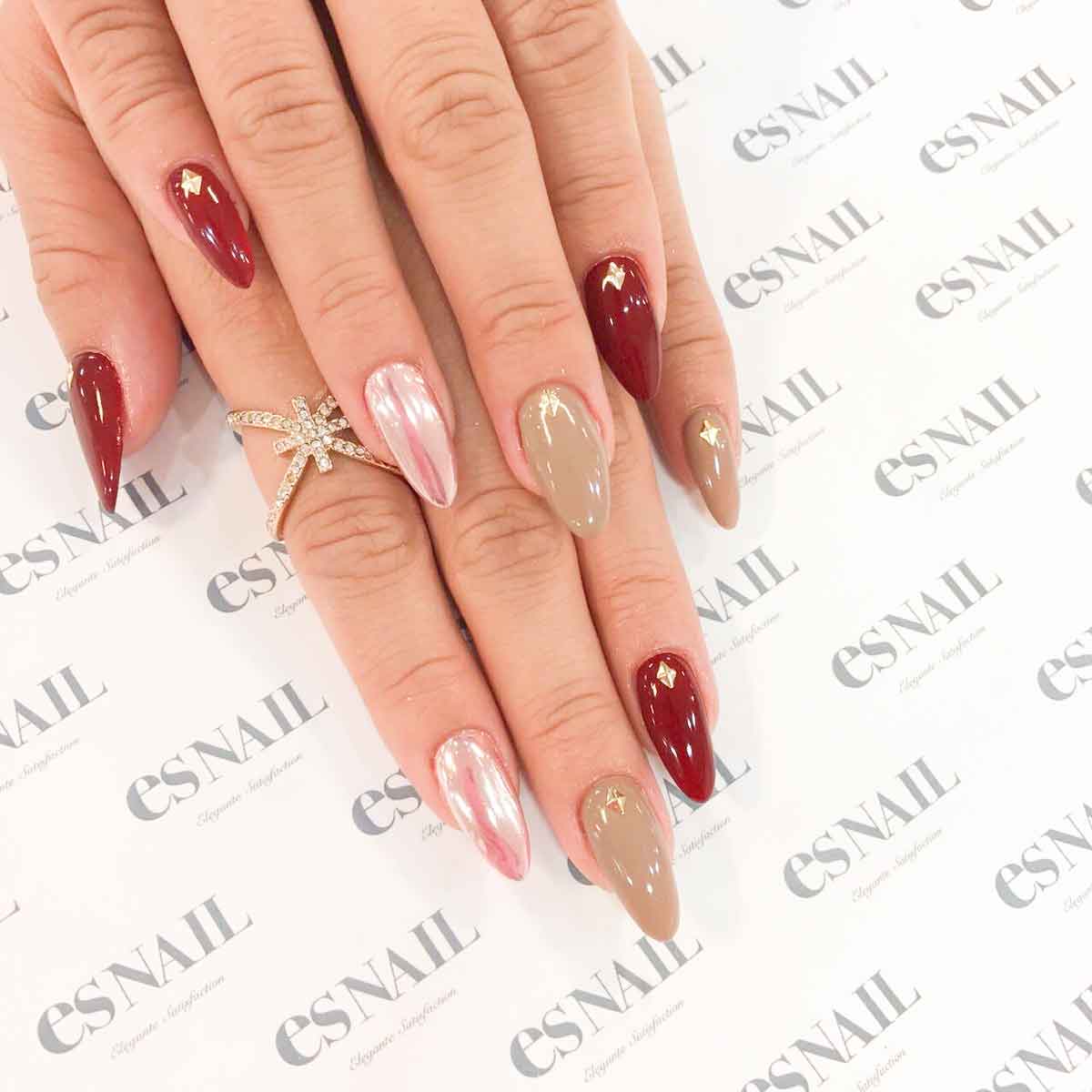 ボルドーで落ち着いた印象に／画像提供：esNAIL