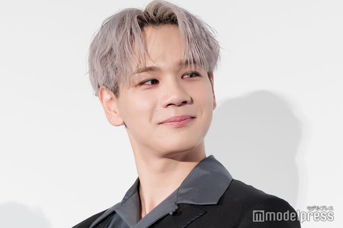 市毛良枝のサプライズに目をうるませる豆原一成(C)モデルプレス