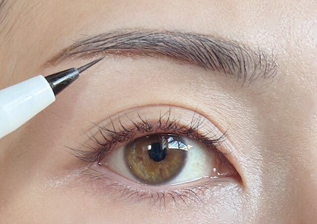 リキッドアイブロウで眉の形を整える