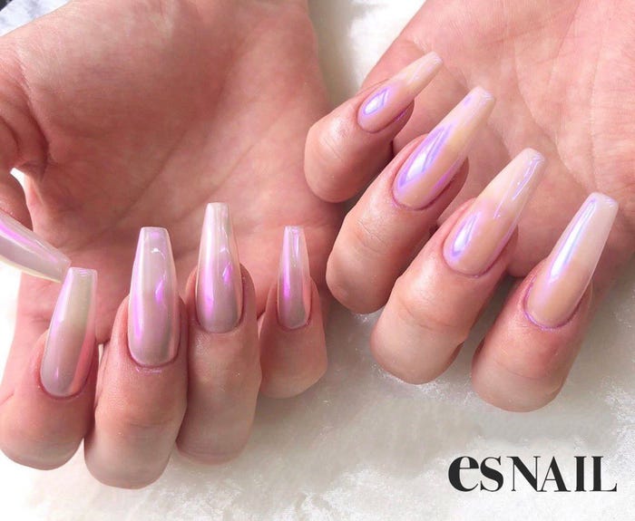 アシンメトリーデザインでこなれた印象に(画像提供:esNAIL)