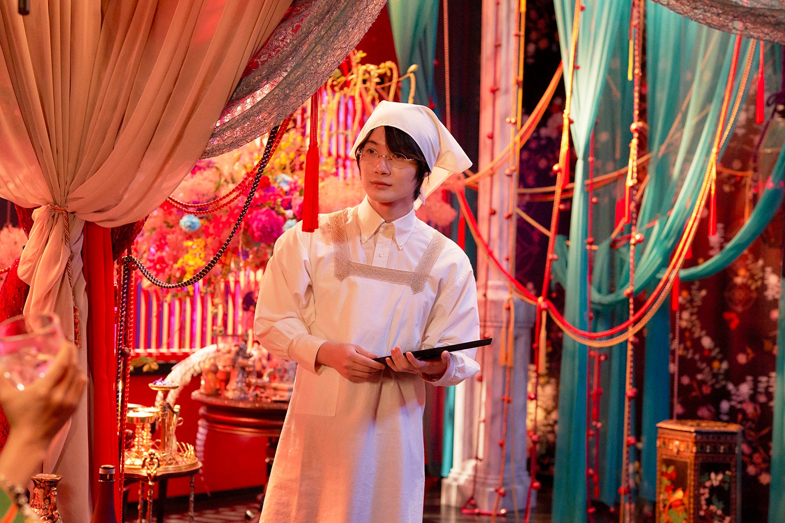 神木隆之介、割烹着姿で雑巾がけ＆料理…魅力伝わる写真解禁＜ホリック xxxHOLiC＞