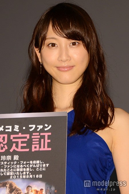 SKE48松井玲奈、ミニドレスで美脚を披露「燃えちゃう人が好き」