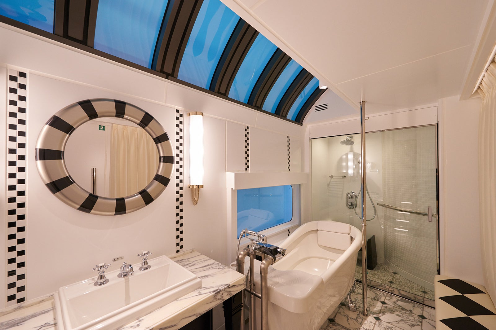 ザ・スイート（浴室）／画像提供：西日本旅客鉄道