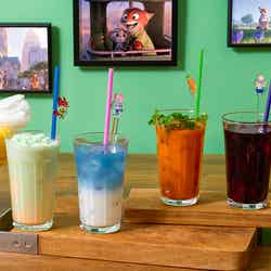 <ジュディ>バタフライピーミルクティー税込990円<ニック>ヨーグルトスムージー税込990円、<バニーバロウ>キャロットジュース 税込990円、<夜の遠吠え>グレープドリンク 税込990円(C)Disney