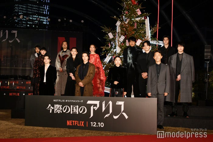 (前列左から)村上虹郎、山崎賢人、土屋太鳳、佐藤信介監督(中列左から)三吉彩花、朝比奈彩、町田啓太、桜田通(後列左から)吉田美月喜、金子ノブアキ、仲里依紗、青柳翔、柳俊太郎(C)モデルプレス