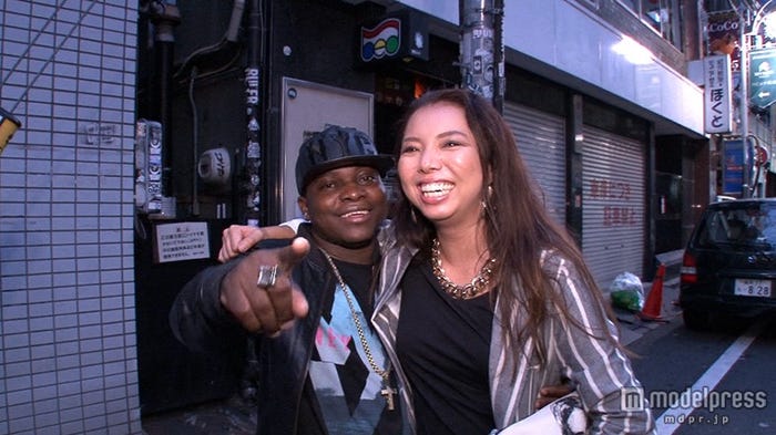 佐野まり江さんと夫のシャバさん/画像提供:毎日放送