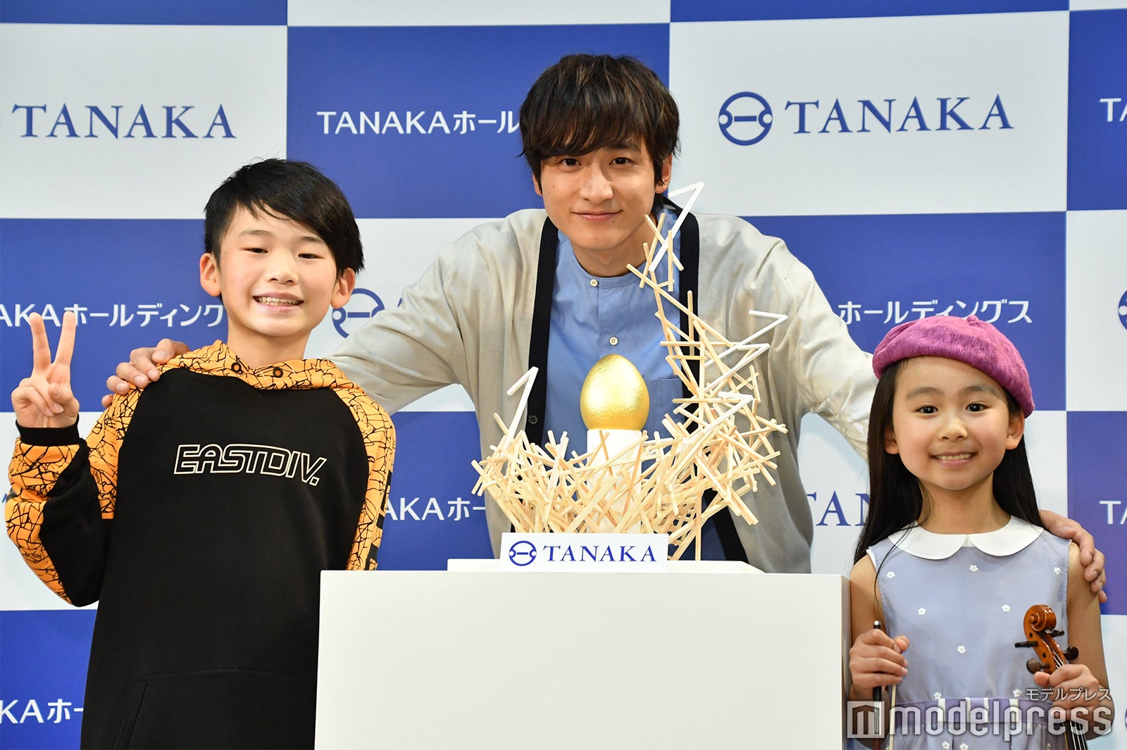 小関裕太（中央） （C）モデルプレス