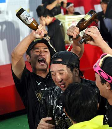 阪神 歓喜のビールかけで胸アツシーン 高橋遥人と伏見寅威が最高の笑顔で 球団史上初の連覇を語る上で欠かせない2人