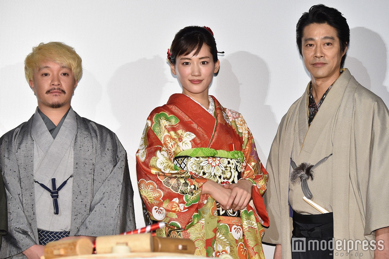 （左から）濱田岳、綾瀬はるか、堤真一 （C）モデルプレス
