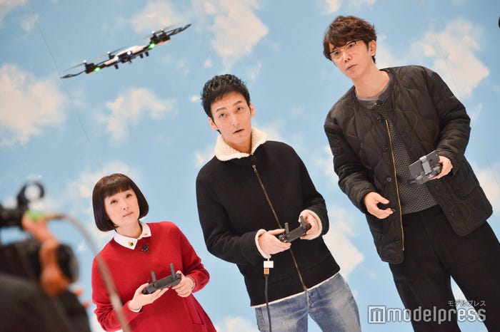 真剣モードでドローンを操縦する草なぎ剛 (C)モデルプレス