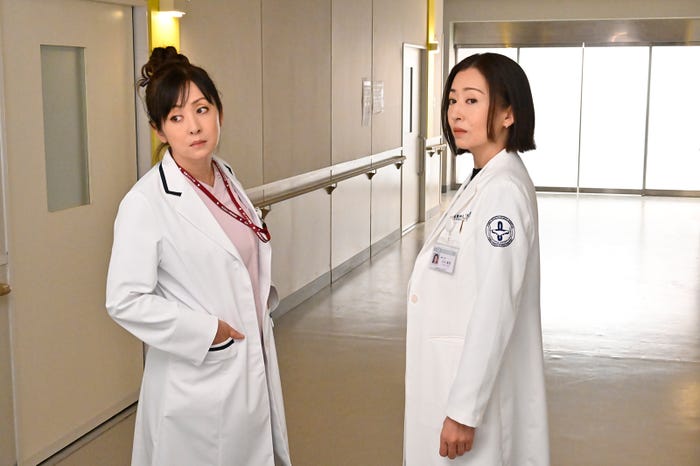 斉藤由貴、松雪泰子「祈りのカルテ 研修医の謎解き診察記録」第3話より(C)日本テレビ