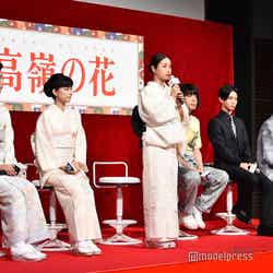 （左から）戸田菜穂、芳根京子、石原さとみ、峯田和伸、千葉雄大、小日向文世（C）モデルプレス