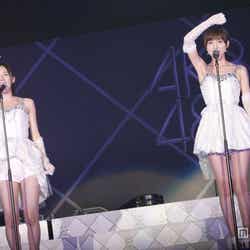 「てもでもの涙」を歌唱する松井珠理奈、篠田麻里子(C)AKS