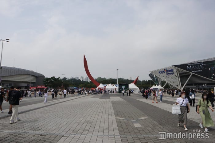 隣り合うENHYPEとStray Kidsのコンサート会場 (C)モデルプレス