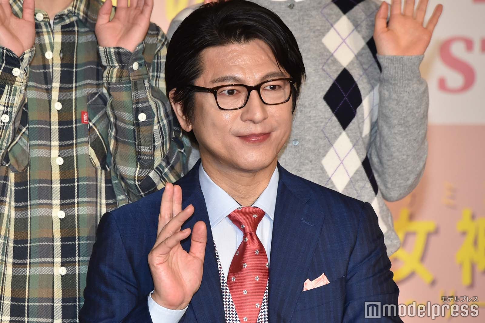 ロイヤルに手を振る及川光博 （C）モデルプレス