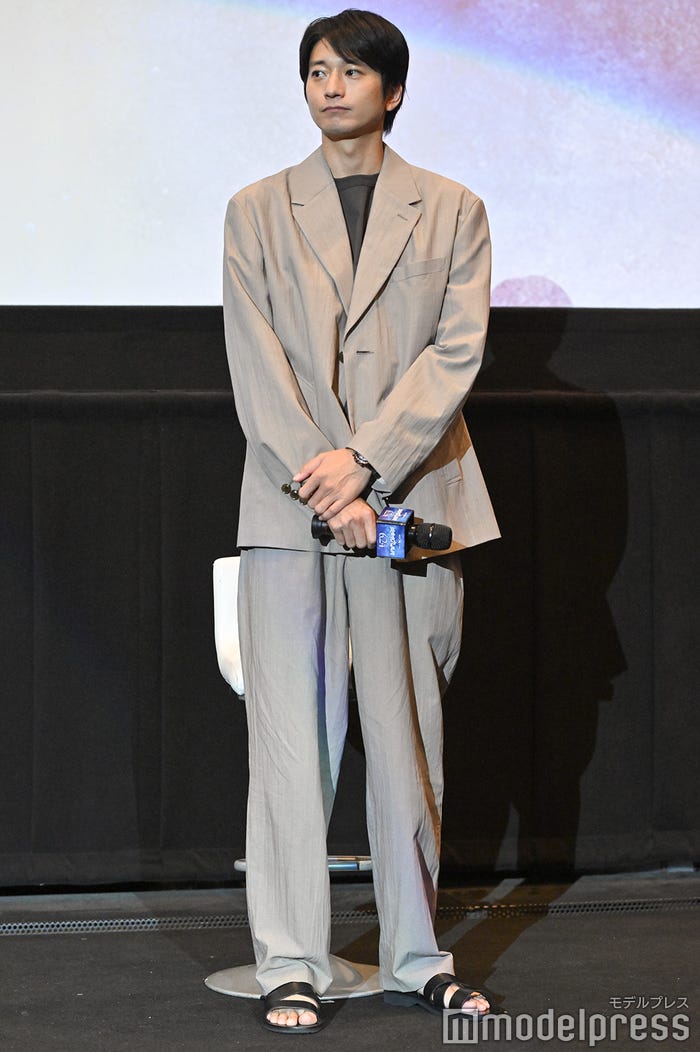 中村にサンダルを指摘された向井理 (C)モデルプレス