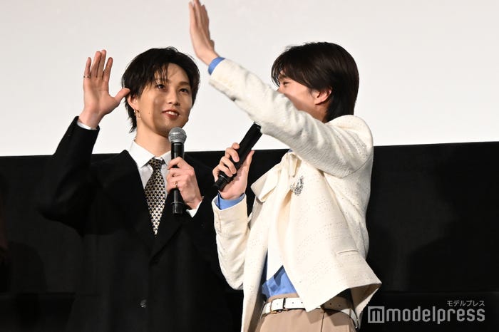 白高勝利でハイタッチする堀夏喜、山中柔太朗(C)モデルプレス