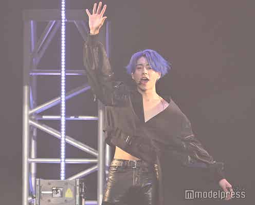 OWV・佐野文哉、腹筋大胆見せパフォーマンスが話題「色気すごい」「眼福」<TGC2020A/W ONLINE>