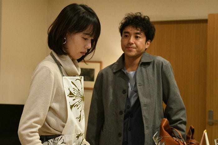 戸田恵梨香、ムロツヨシ/「大恋愛~僕を忘れる君と」第8話より(C)TBS