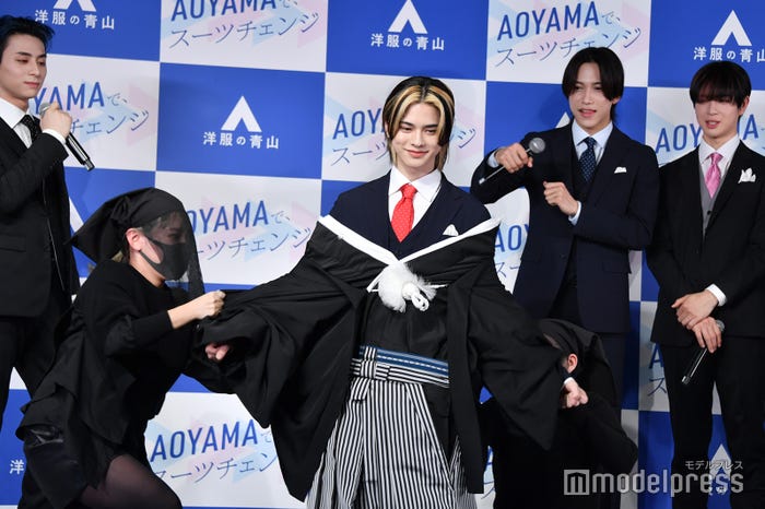 袴からスーツへチェンジを遂げた松田迅、それに驚く西洸人、池崎理人、佐野雄大 (C)モデルプレス