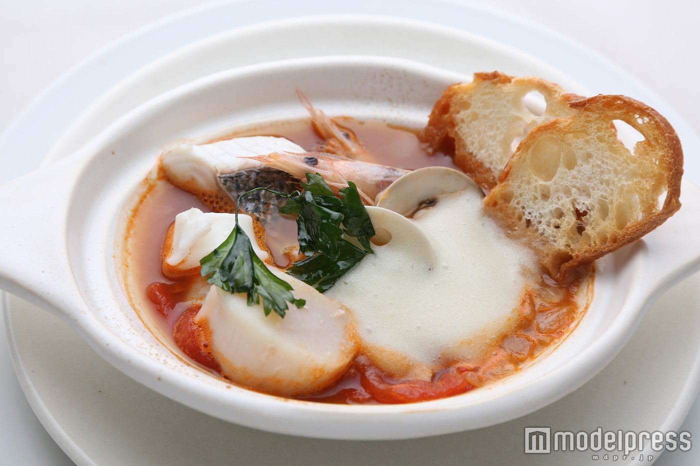 ひらた・ズッパ ディ ペッシェ（魚介のスープ） ガーリックトースト添え／画像提供：JAPAN CRAFT SAKE COMPANY