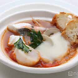 ひらた・ズッパ ディ ペッシェ（魚介のスープ） ガーリックトースト添え／画像提供：JAPAN CRAFT SAKE COMPANY