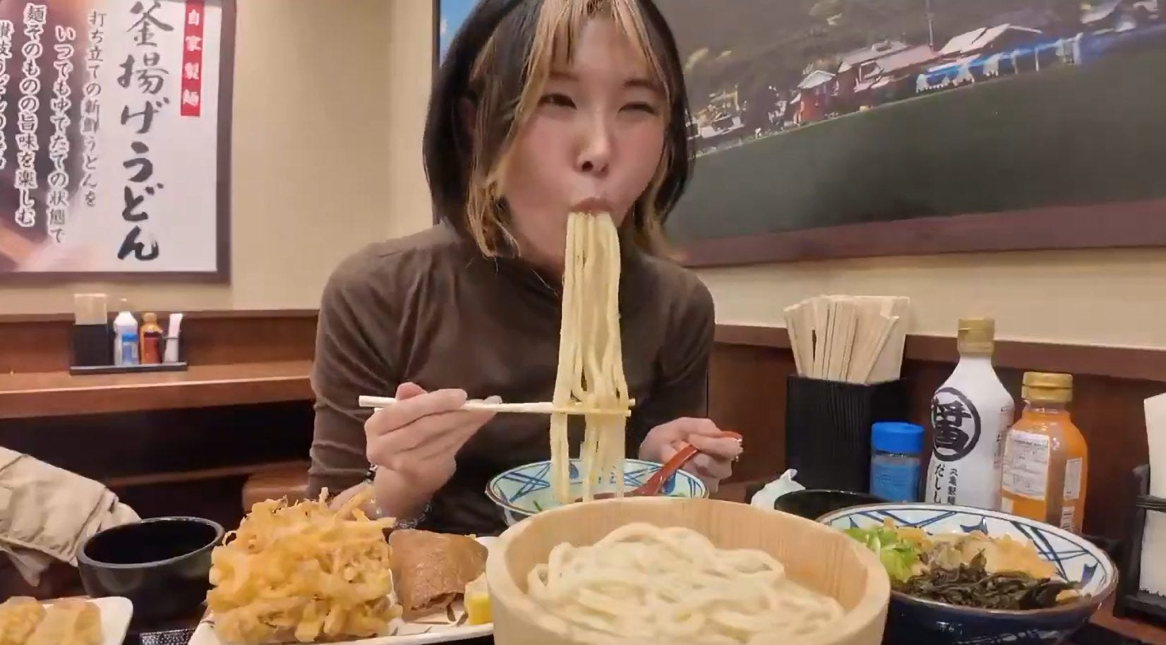 大食いYouTuber、うどんの「食べ方が汚い」とSNSで賛否