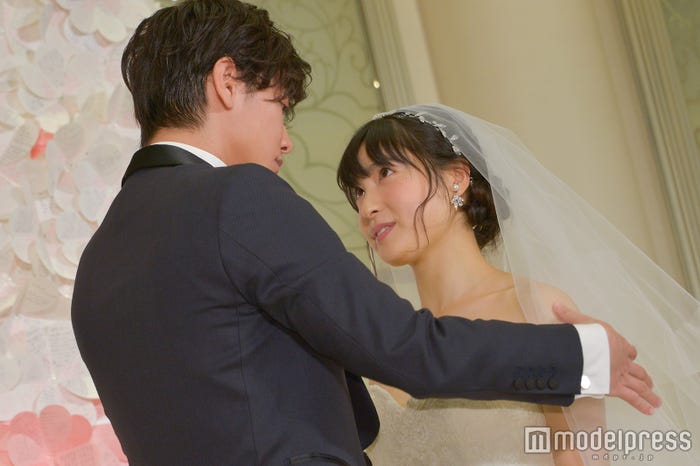 佐藤健を見つめる土屋太鳳 (C)モデルプレス