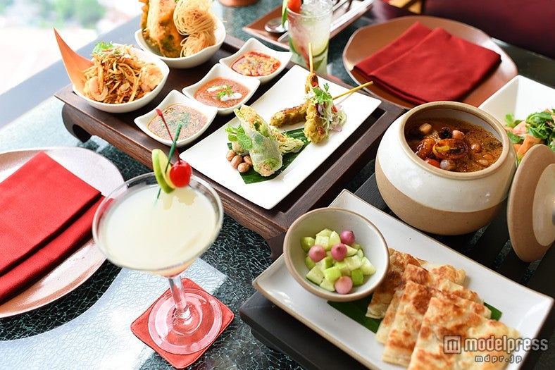シグネチャーカクテルと豪華なタイ料理