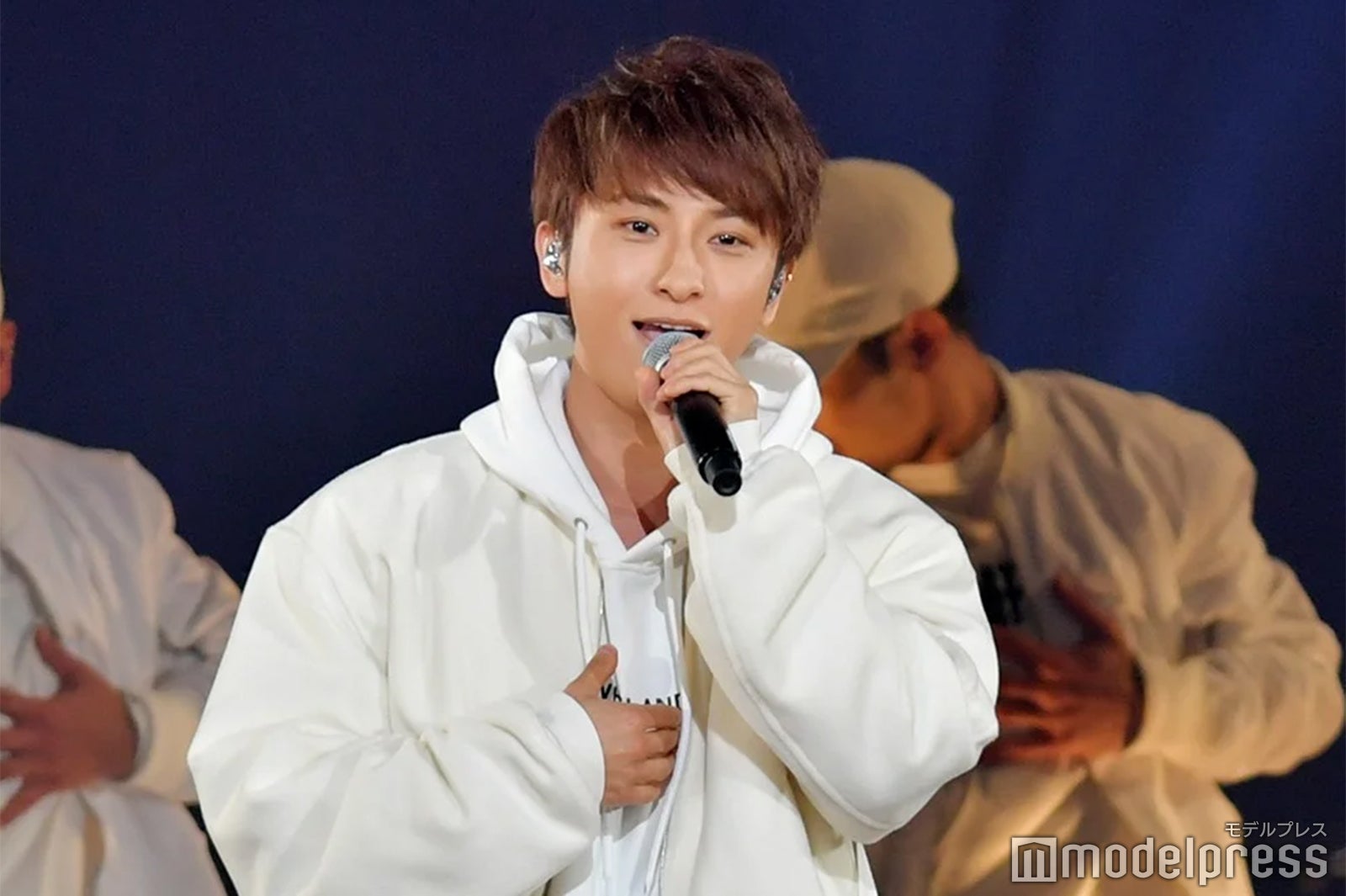 茶髪の與真司郎 （C）モデルプレス