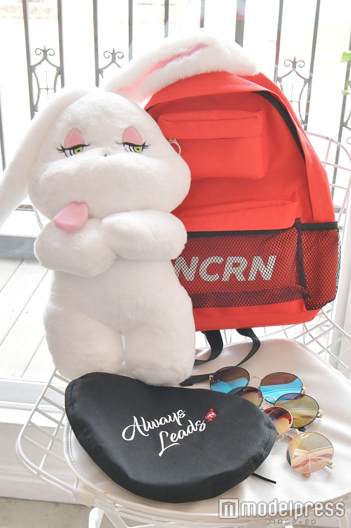 小物は「NCRN」ロゴがポイント(C)モデルプレス