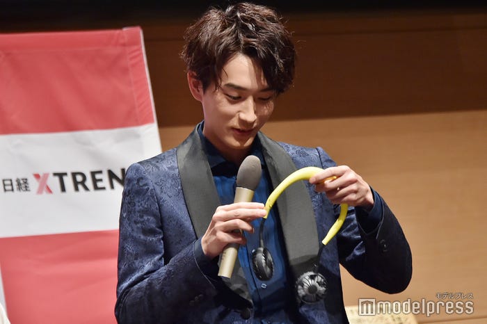 なぜか1人だけ違うタイプのハンディーファンを渡され戸惑う杉野遥亮(C)モデルプレス