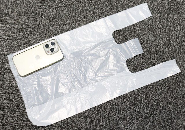 ダイソー ひも付きコンパクト手さげポリ袋 ダイソーのひも付きコンパクト手さげポリ袋とスマホの比較
